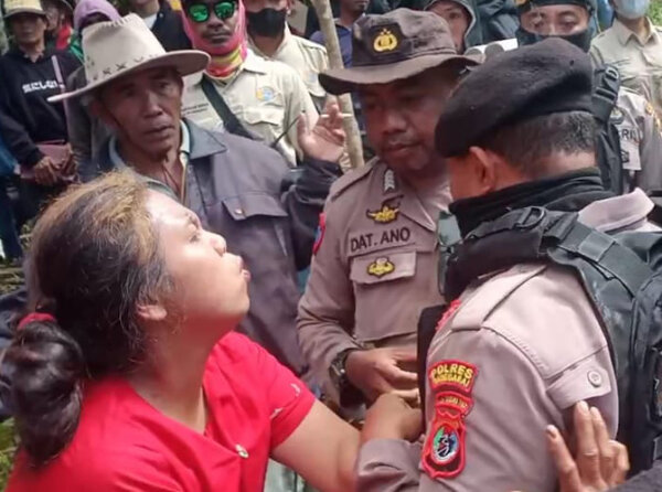 Foto von Protesten gegen ein Krafwerksprojekt auf der indonesischen Insel Flores